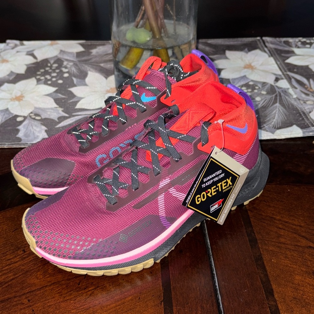 Women’s Nike Goretex sneaker
